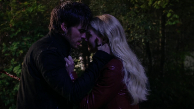 Fichier:5x11 Emma Swan Killian Jones Excalibur mort sacrifice retour veste rouge.png