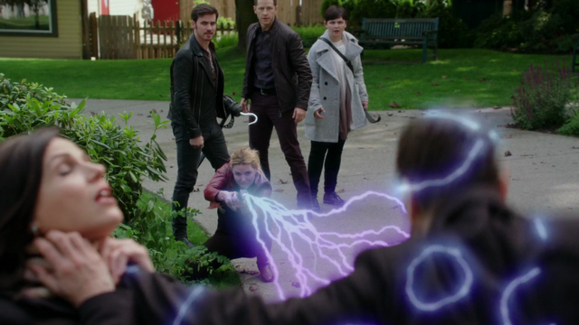 Fichier:6x01 Regina Mills étranglement Mr Hyde magie Emma Swan Killian Jones David Nolan Mary Margaret Blanchard.png