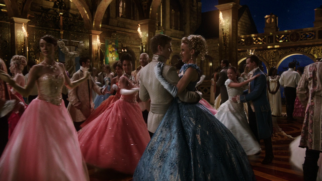 Fichier:6x03 Prince Thomas Ella Cendrillon bal invités convives.png