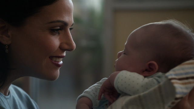 Fichier:3x09 Regina Mills Henry Mills bébé regard sourire amour mère fils.png