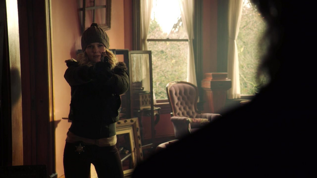 Fichier:1x12 Emma Swan M. Gold surpris maison Gold.png