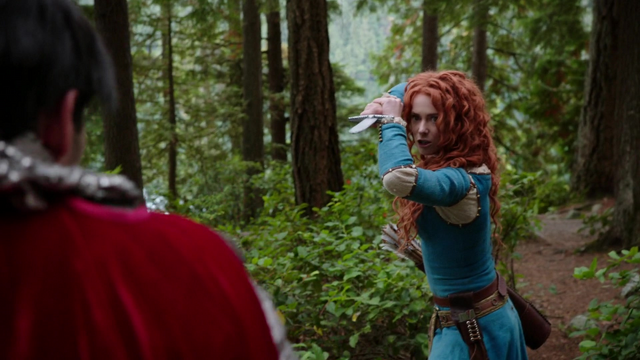 Fichier:5x09 Roi Arthur dos Merida épée combat attaque assassin Roi Fergus père casque magique.png