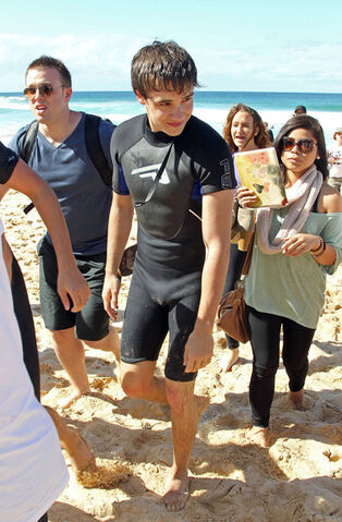 File:SURFS+UP+ONE+DIRECTION+Louis+Tomlinson+Liam+2m-QZC41Oiel.jpg