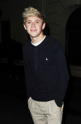 File:Niall+Horan+Niall+Horan+Leaves+Ivy+y8Ld30m1jnil.jpg