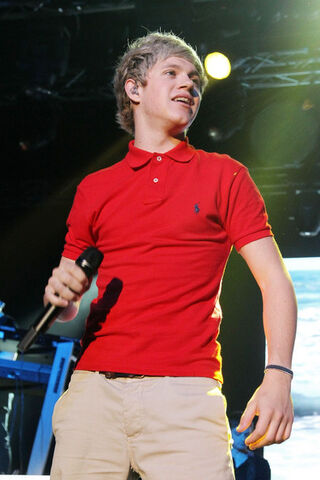 File:Britsh+boyband+One+Direction+takes+stage+Sydney+70g2bQF2ayLl.jpg