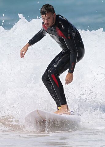File:Liam-payne-surfing-1381137913-custom-0.jpg