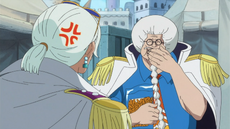 Tsuru regaña a Sengoku.png
