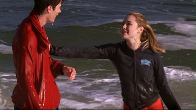 File:211 tay n n play in sea.jpg