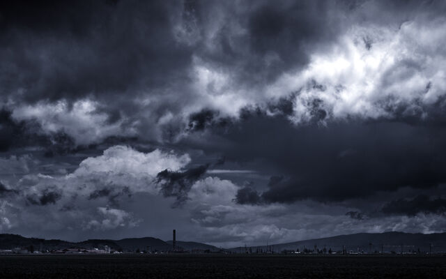 File:Storm-Clouds-on-Horizon-for-Native-Advertising.jpg