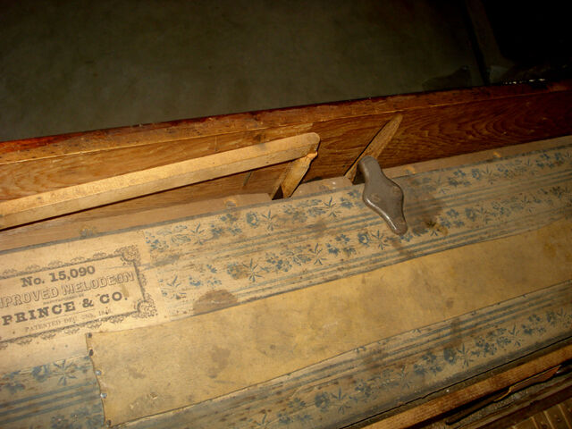File:Melodian bellows.jpg