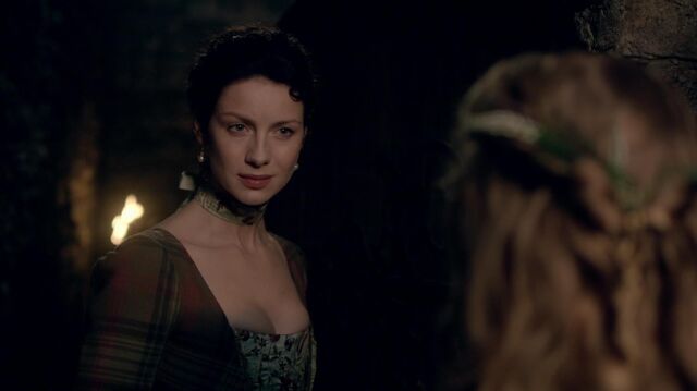 Archivo:Ep4 Claire con Laoghaire.jpg