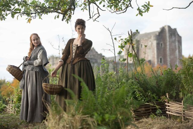 File:Lotte+Verbeek+as+Geillis+Duncan+and+Caitriona+Balfe+as+Claire+Ra.jpg