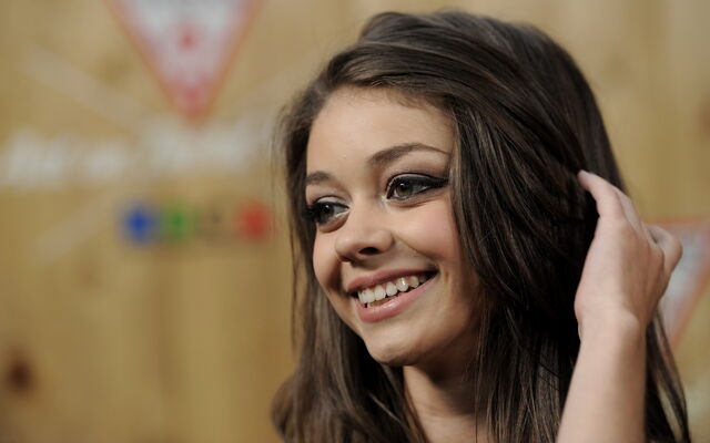 File:Sarah-hyland-beauty-smile-wallpaper-1740.jpg