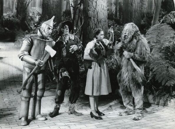 File:Judy-garland-ray-bolger-bert-lahr-and-jack-haley-on-set-of-the-film-dwef3b.jpg