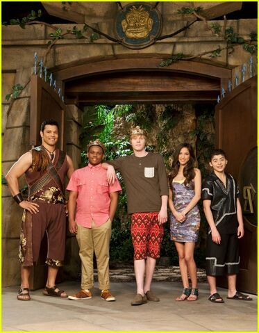 File:Pair-of-kings-cast-pic-01.jpg