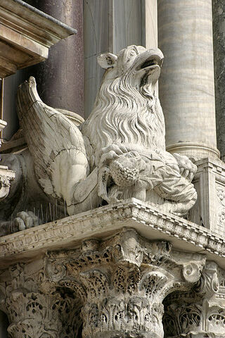 Pilt:400px-Venice - Statue of a griffin.jpg