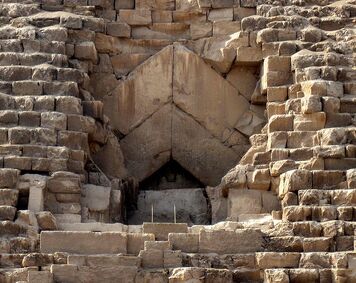 756px-Pyramid of Khufu - Entrance
