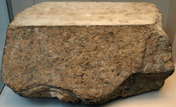 800px-KhufuPyramidCasingStone-BritishMuseum-August19-08