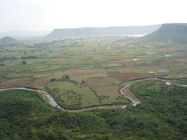 File:Farming Fields. Quibashi.jpg