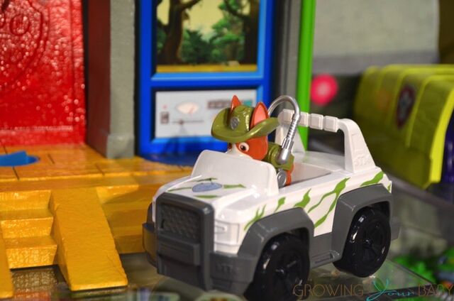 File:Paw-Patrol-Monkey-Temple-Play-set-with-Tracker.jpg
