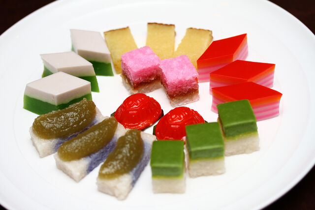 File:Penang nyonya kuih.jpg
