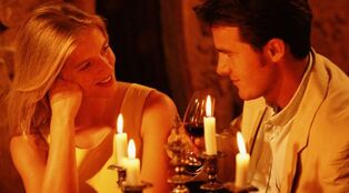 Romantic-dinner-couple-candlelight-604x334 0