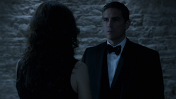 1x08 - Reese conoce a Kara.png