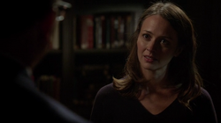 3x07 - Root librería.png