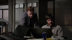 3x22 - Casey y Greenfield.png