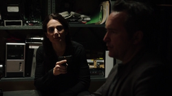 3x16 - Kara con Strickland.png
