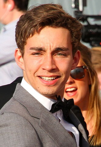 File:Robert Sheehan.jpg