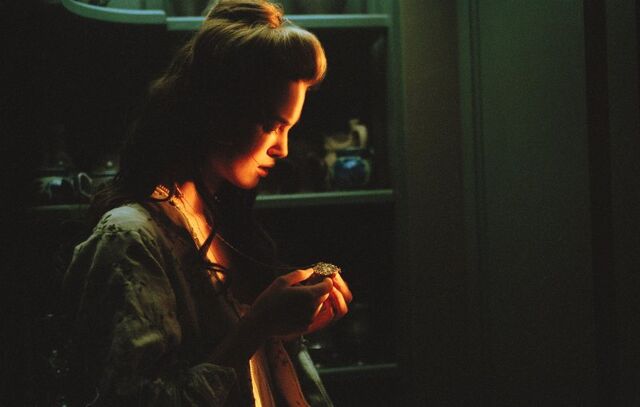 File:Elizabeth in mansion.jpg