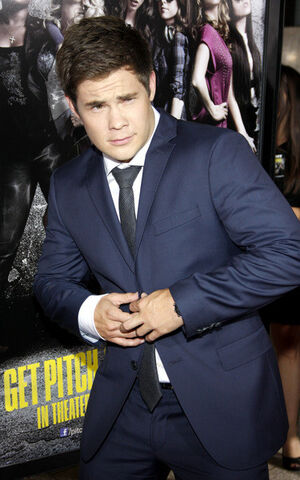 File:Adam DeVine-DGG-039024.jpg