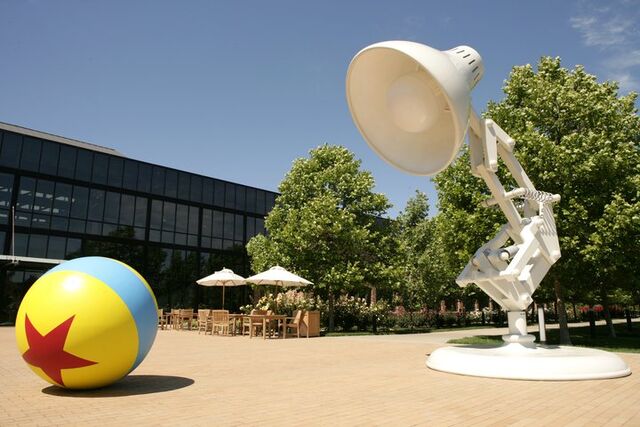 File:Luxo,Jr.-Ball-large models.jpg