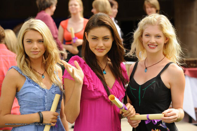 Datei:Bella-cleo-and-rikki-h2o-just-add-water-8465087-650-433-jpg.jpg