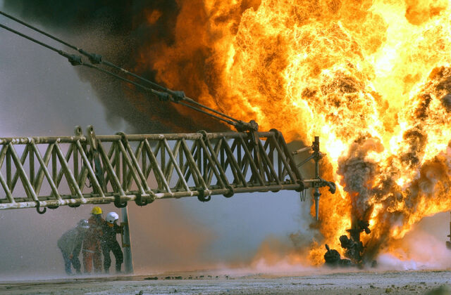 File:Kuwait Burning Oil fields.jpg