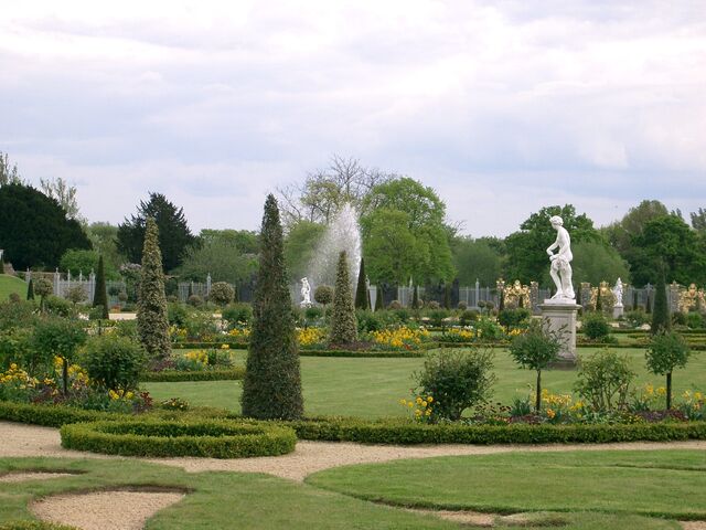 File:Hampton Court Palace Gardens.jpg