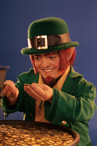 File:Leprechaun-pot-of-gold-coins-by-IGNACIOLEO.jpg