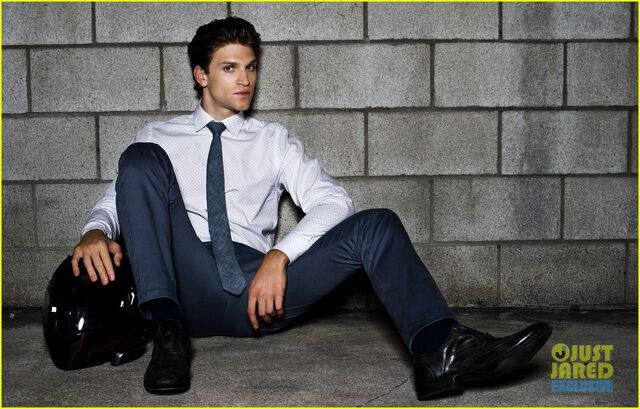 Archivo:Keegan-allen-just-jared-spotlight-of-the-week-exclusive-01.jpg
