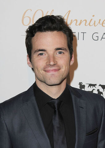 Archivo:Ian-harding-smiling.jpg