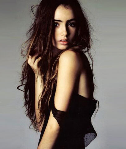 File:Lily Collins.jpg