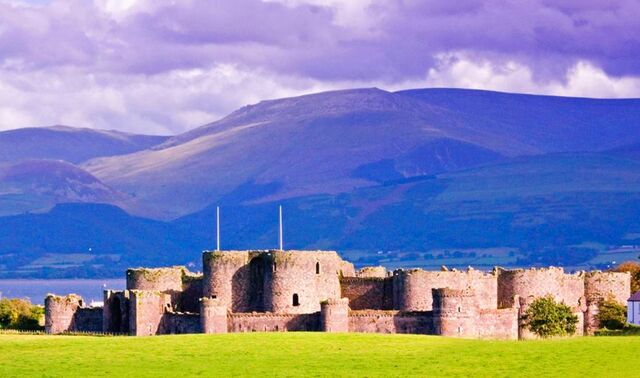 File:Castle-anglesey.jpg