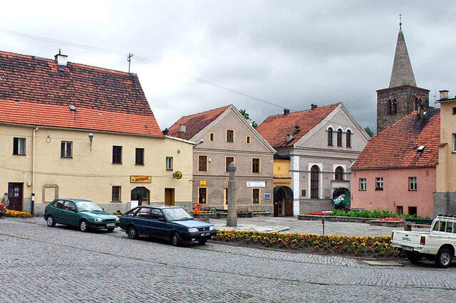 Plik:Bystrzyca Kłodzka - mały rynek.jpg