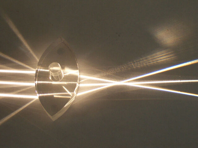 File:Large convex lens.jpg