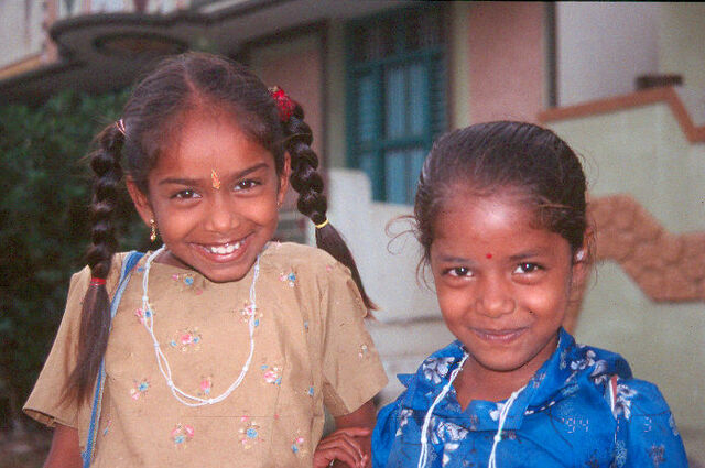 File:Tamil girls in Tiruvanamalai.jpg