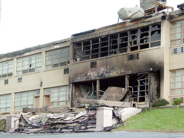 File:Skyline Parkway Motel Burned.jpg