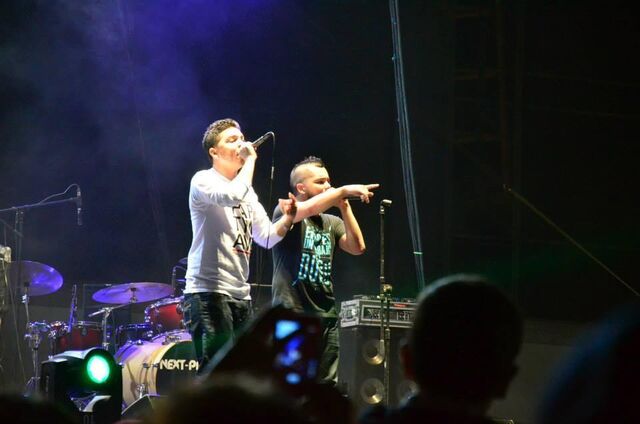 Archivo:Santa RM con Smoky en escenario (28-05-2014).jpg