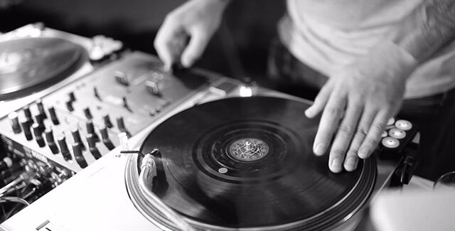 Archivo:Turntablism Scratch.jpg