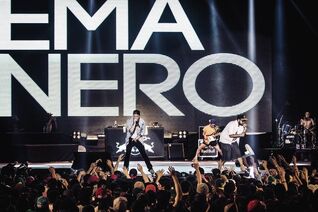Emanero-on-the-stage-¡espectacular.jpg