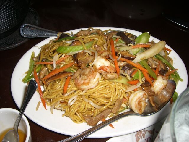 File:Chow+mein+with+pork+and+shrimp-2318.jpg